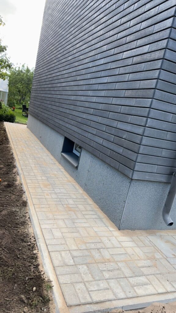 Hele tänavakivi tee paigaldus kaasaegse klinkerplaadiga maja kõrval Harjumaal