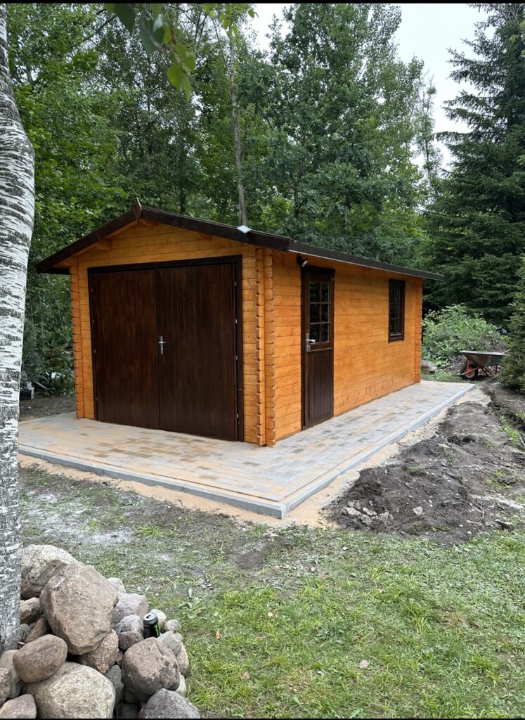 Tänavakivi paigaldus puidust garaaži ukse ees Raplamaal - kivisillutis aiamaja ümber