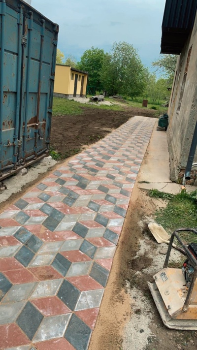 Dekoratiivne rombimustriga munakivi tee paigaldus Raplas - punane ja hall tänavakivi