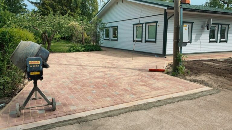 Punase tänavakivi paigaldus eramu õuealale Raplamaal - segavärviga betoonkivi