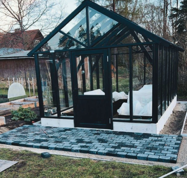 Tänavakivi paigaldus kasvuhoone ümber Raplas - hall kivisillutis aiamaja juures