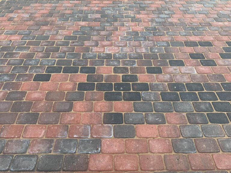 Punase ja halli munakivi lähivaade - kvaliteetne segavärviga kivisillutis Kevstone OÜ